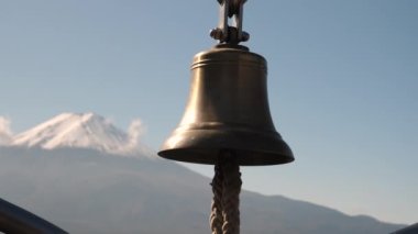 Japonya 'daki Kawaguchiko Tenjozan Parkı' ndaki asma zili.