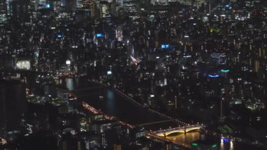 Tokyo 'daki şehir binalarından beyaz ışıklar.