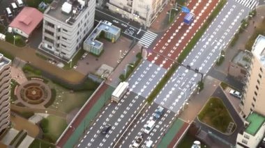 Tokyo 'daki caddelerin hava akşam manzarası.