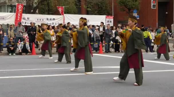 在Nihonbashi-Kyobashi Matsuri节街上跳舞的老太太 — 图库视频影像