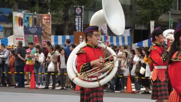 Członkowie zespołu z tubami na festiwalu Nihonbashi-Kyobashi Matsuri — Wideo stockowe