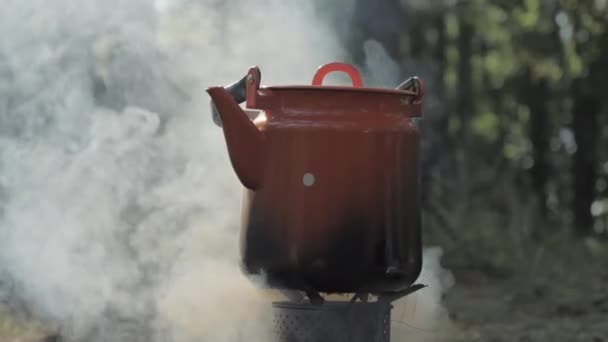 Dużo dymu wydobywa się z pieca na kempingu.4K — Wideo stockowe