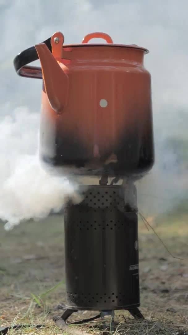 A look of the small stove with the red coffee po. 4K — 图库视频影像