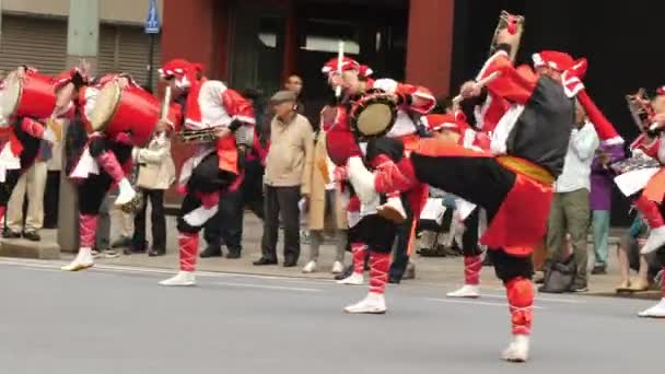 Die Tänzer in roten Kimonos während des Nihonbashi-Kyobashi Matsuri Festivals — Stockvideo