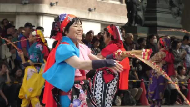 Een oude dame blij glimlachend in Nihonbashi-Kyobashi Matsuri festival in Tokio — Stockvideo