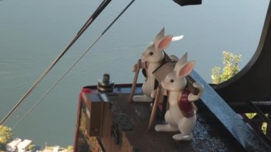 Japonya 'daki fünikülerin üstündeki beyaz tavşan heykeli.