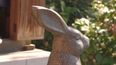 Japonya 'daki Kawaguchiko Tenjozan parkındaki tavşan heykeli.