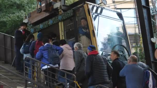 Pessoas entrando no funicular em Kawaguchiko Tenjozan Park no Japão — Vídeo de Stock