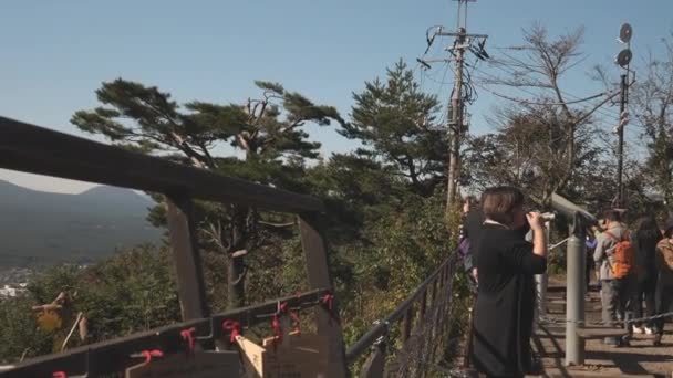 Πολλοί τουρίστες τραβούν φωτογραφίες στο πάρκο Kawaguchiko Tenjozan στην Ιαπωνία — Αρχείο Βίντεο