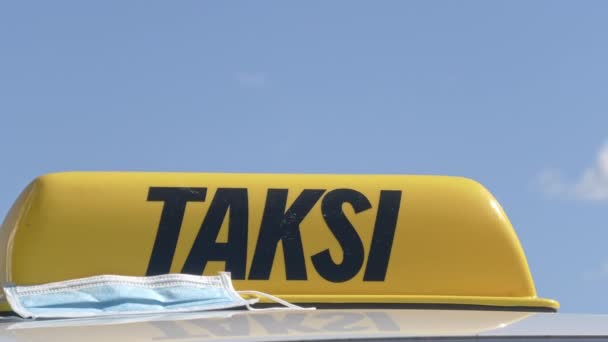 Primer plano de un techo de taxi y una máscara utilizada para proteger de covid. — Vídeos de Stock