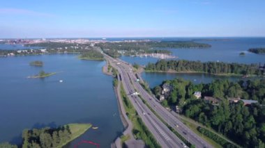 Helsinki 'de Lauttasaari' de köprünün kenarında ağaçlar olan küçük adalar.