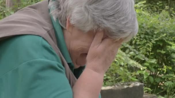 Close-up tiro de uma mulher idosa rindo enquanto segurando um pop-it brinquedo. — Vídeo de Stock