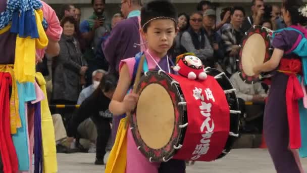 Jedno z dzieci występujące na festiwalu Nihonbashi-Kyobashi Matsuri w Tokio — Wideo stockowe