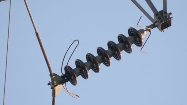 Hermosa toma de un mástil de alto voltaje con cables y un aislante. — Vídeos de Stock