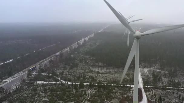 Geweldige drone standpunt van windgeneratoren in Finland. — Stockvideo