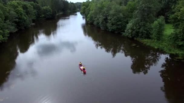 Luchtfoto van de mannen in de kano in Estland — Stockvideo