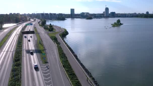 Helsinki 'deki Finlandiya Körfezi' ndeki uzun köprünün yanında Baltık Denizi. — Stok video