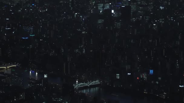 Tokyo 'nun akşam manzarasından beyaz ışıkları olan uzun binalar. — Stok video