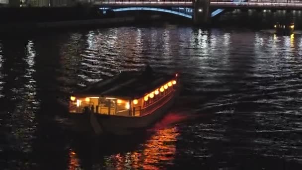 東京都内の川に浮かぶ船 — ストック動画
