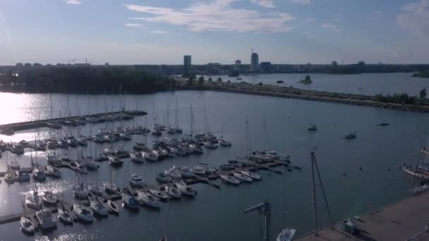 在赫尔辛基的芬兰湾Lauttasaari港漂浮的许多船只 — 图库视频影像