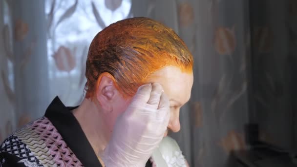 La dame essuie l'excès de teinture sur les oreilles — Video