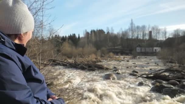 Uitzicht op het stromende water op de rivier in Vantaa Finland.4K — Stockvideo