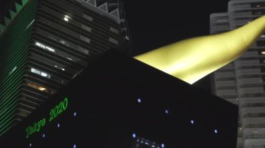 Tokyo 'daki binanın tepesindeki büyük alev makinesi heykeli.