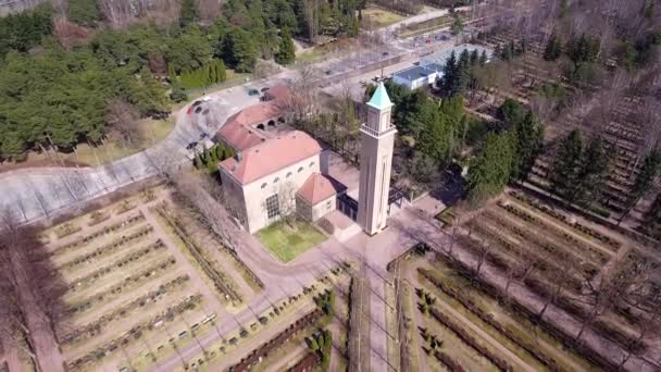 Widok z lotu ptaka na kaplicę Heitaniemi w Helsinkach Finlandia z cmentarzem. — Wideo stockowe