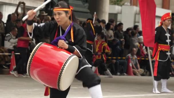 Dansen under Nihonbashi-Kyobashi Matsuri festivalen — Stockvideo