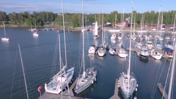 Het topje van de witte boten aanmeren in de Finse Golf in Helsinki — Stockvideo