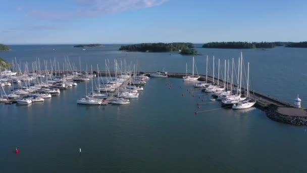 Barcos blancos y yates atracando en el puerto de Lauttasaari en Helsinki Finlandia — Vídeo de stock