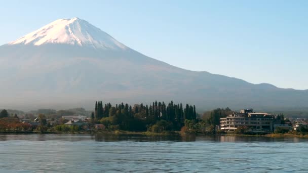 The landscape view of the Mt. Fuji while cruising Lake Kawaguchi in Japan — Stock Video