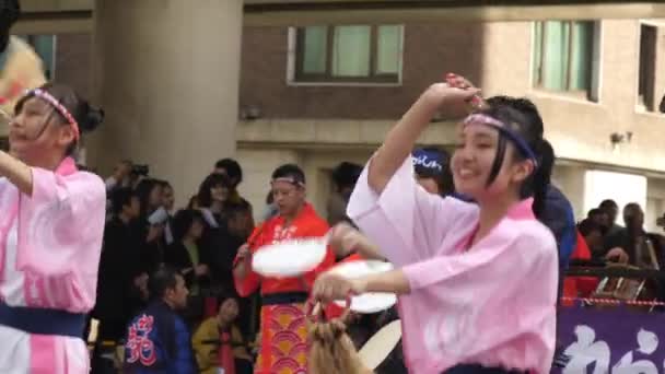 Kinderen in roze kimono tijdens het Nihonbashi-Kyobashi Matsuri festival in Tokio — Stockvideo