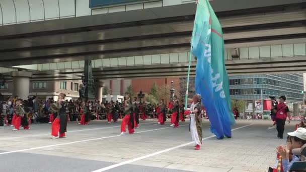 Um homem segurando uma grande bandeira durante o festival Nihonbashi-Kyobashi Matsuri — Vídeo de Stock