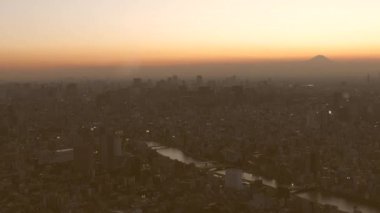 Tokyo 'daki Skytree Kulesi' nin akşam manzarası.