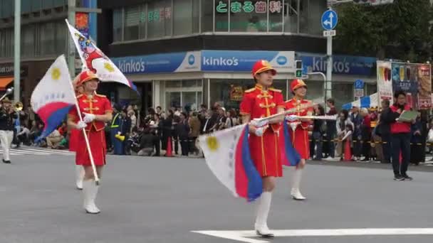 Majorettes håller flaggorna i Nihonbashi-Kyobashi Matsuri festival i Tokyo. — Stockvideo