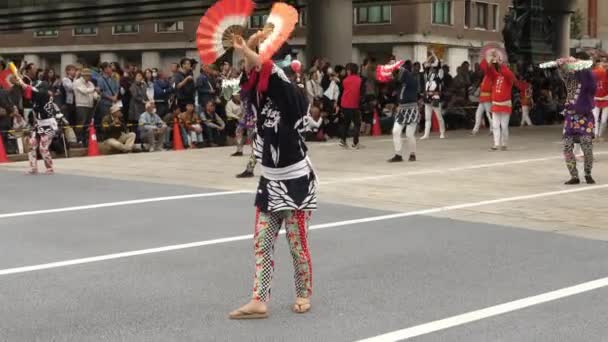 Japanische Damen mit ihren farbenfrohen Kimonos während des Festivals in Tokio Japan — Stockvideo