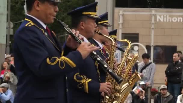 Medlemmar i bandet med sin flöjt i Nihonbashi-Kyobashi Matsuri festivalen — Stockvideo