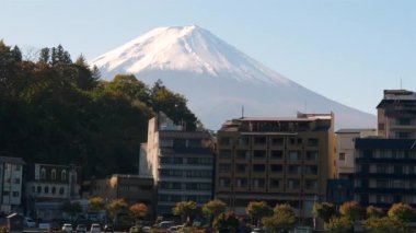Beyaz kar tepesine daha yakından bak. Fuji Japonya 'da