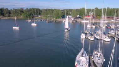Helsinki 'deki Finlandiya Körfezi' nin limanındaki beyaz teknelere yakından bakın.