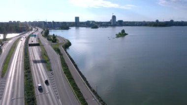 Helsinki Lauttasaari 'deki uzun köprüden geçen arabalar.