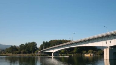 Japonya 'daki Kawaguchi Gölü' nde mavi gökyüzü.