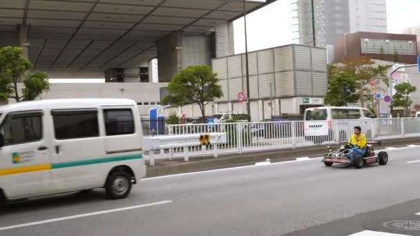 東京でカートに乗るミニオンの衣装の男 — ストック動画