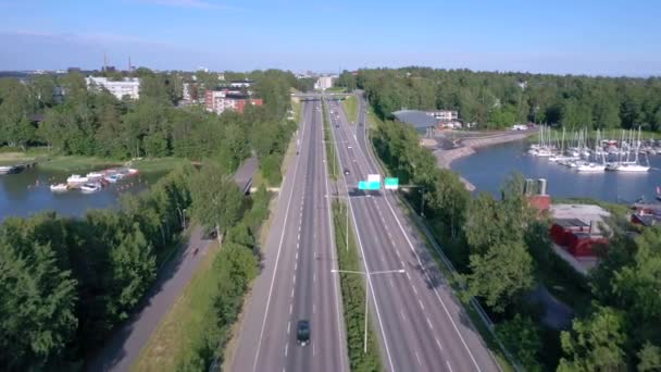 Veduta aerea del lungo ponte sul Mar Baltico a Helsinki Finlandia — Video Stock