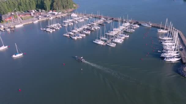 Le bateau rapide qui va près de la zone d'amarrage dans la mer Baltique en Finlande — Video