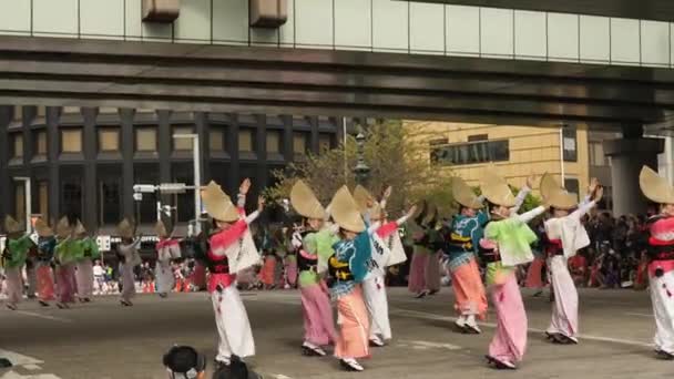 Tokyo 'daki Nihonbashi-Kyobashi Matsuri festivalinde geleneksel bir dans. — Stok video