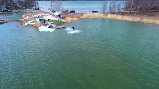 Une eau bleue de la baie d'Helsinki Finlande. Activité de surf — Video