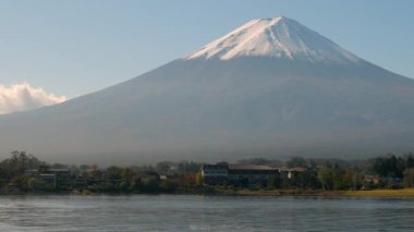 Koni şeklindeki dağ manzarası. Fuji Japonya 'da