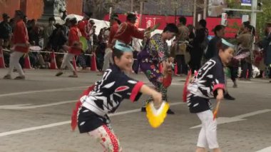 Bayanlar, Nihonbashi-Kyobashi Matsuri festivalinde hayranlarını sallıyorlar. 