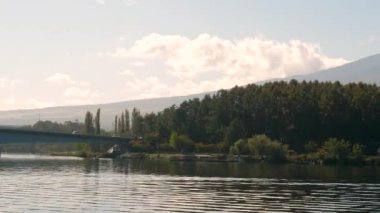 Dağ eteğindeki kara daha yakından bak. Fuji Japonya 'da